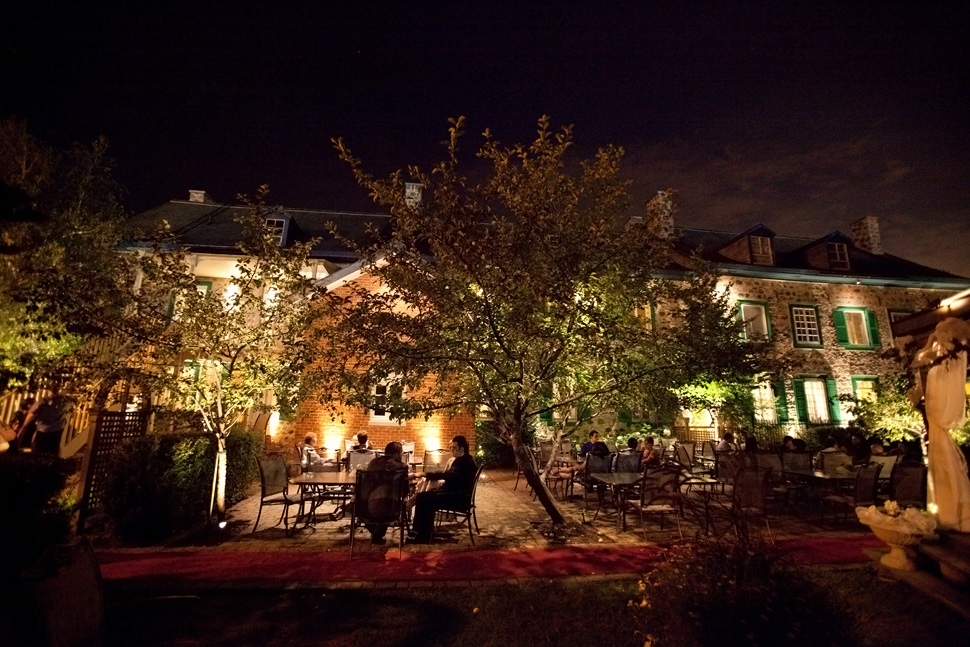 Terrasse de l'Oasis du Vieux Palais en fin de soirée.