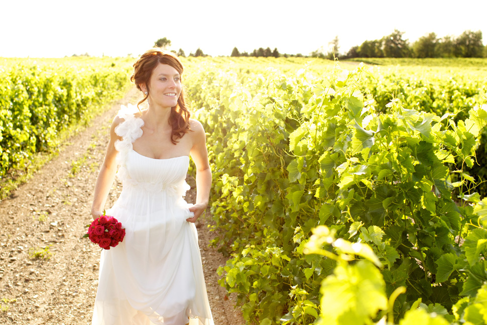 Mariée marchant dans un vignoble à Dunham