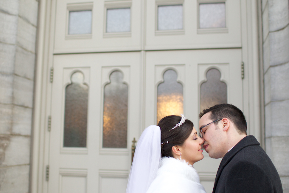 Couple qui s'embrasse devant une église