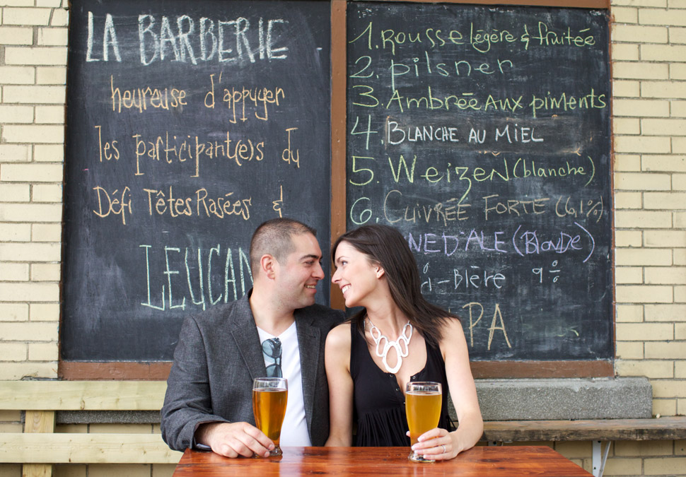Couple amoureux buvant une bière à la Barberie dans le quartier St-Roch.