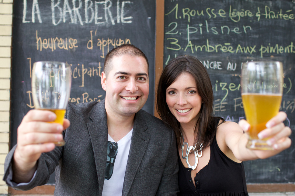 Jeune couple dans un bar de Québec