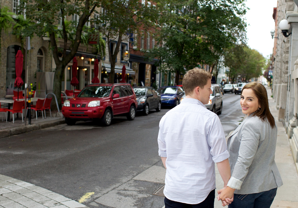 Couple marchant main dans la main dans les rues du Vieux-Québec.