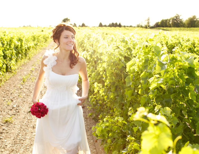 Mariée marchant dans un vignoble de la vallée de Dunham